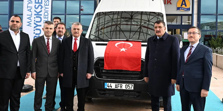 Turgut Özal Tıp Merkezi’ne araç hediyesi