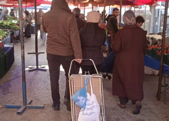 Semt pazarında yeni yıl yoğunluğu