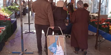 Semt pazarında yeni yıl yoğunluğu