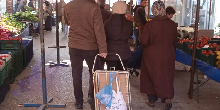 Semt pazarında yeni yıl yoğunluğu