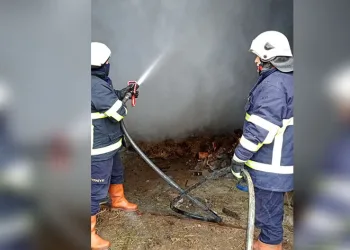 Alevlere teslim olan ahır ve samanlık kullanılmaz hale geldi