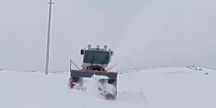 Muradiye’de yol açma çalışmaları devam ediyor