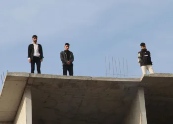 Paralarını alamayınca intihara kalkıştılar