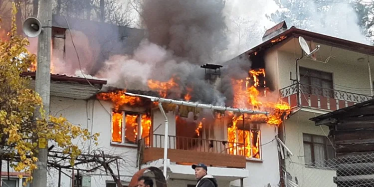 Bolu’da 4 ev alevlere teslim oldu