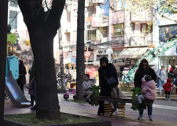 Havanın güneşli olmasıyla vatandaşlar dışarıya akın etti