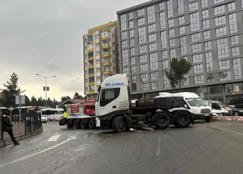 Dorsesi kopan tır yolu ulaşıma kapattı