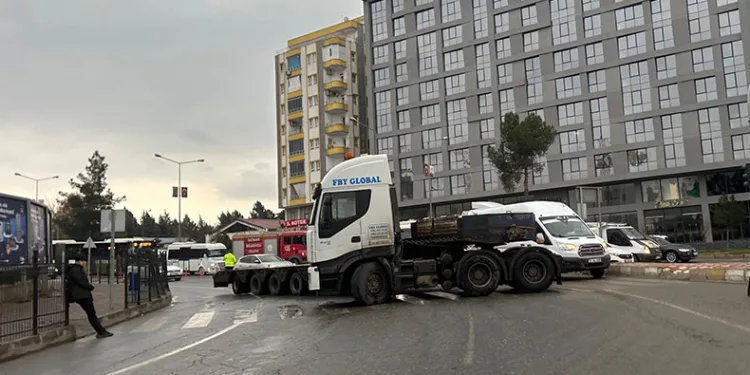Dorsesi kopan tır yolu ulaşıma kapattı