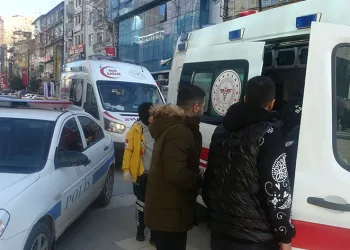 Bıçaklı saldırıya uğrayan genç ağır yaralandı