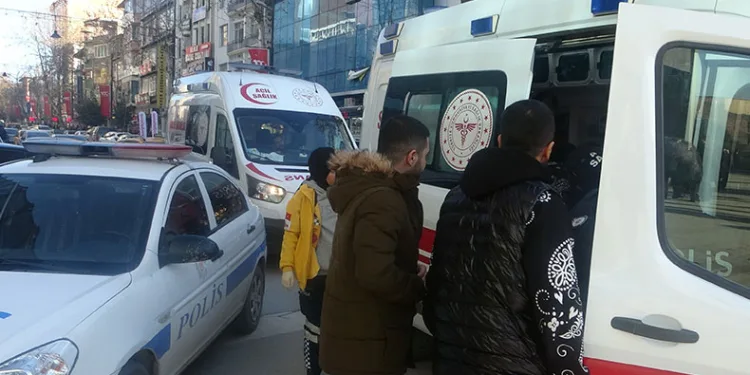 Bıçaklı saldırıya uğrayan genç ağır yaralandı