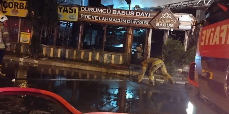 Sancaktepe’de dürümcü dükkanı alev alev yandı