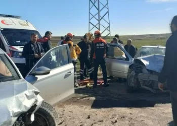 Otomobiller kafa kafaya çarpıştı
