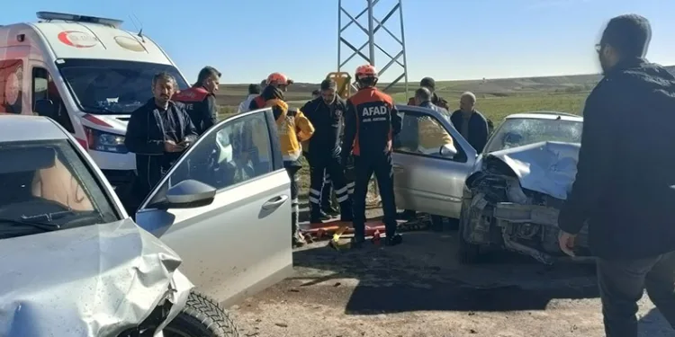 Otomobiller kafa kafaya çarpıştı