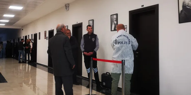 Akademisyen odasında ölü bulundu