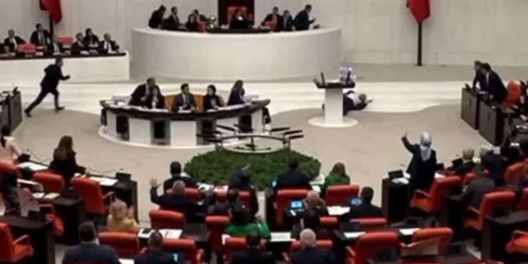 Milletvekili kürsüde bayıldı