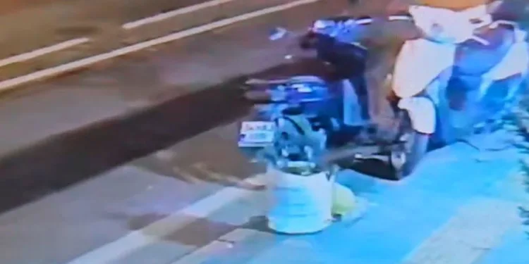 Kuyumcuya yapılan silahlı saldırı kamerada