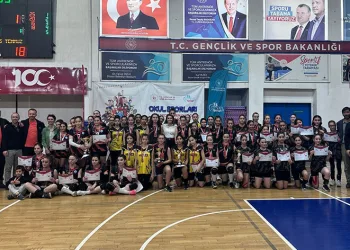 Voleybol şampiyonu Bilgi Ortaokulu oldu