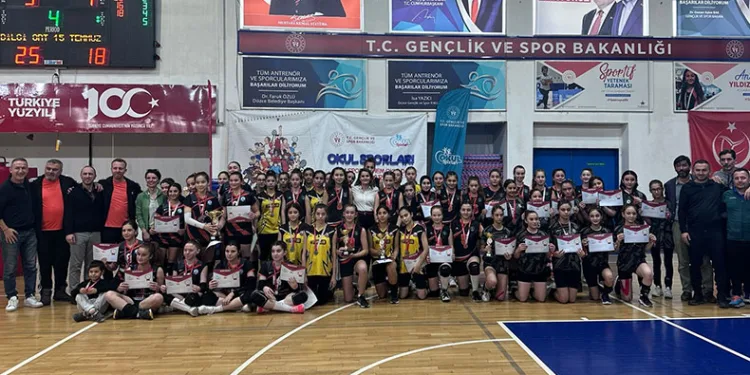 Voleybol şampiyonu Bilgi Ortaokulu oldu