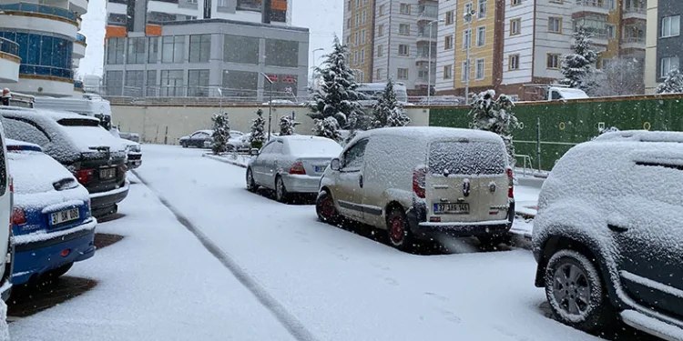 Kastamonu beyaz örtüyle kaplandı