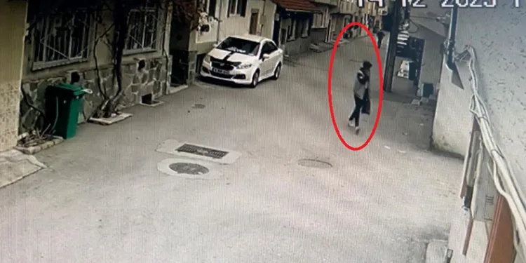 Kendini polis olarak tanıtıp yaşlı kadını dolandırdı