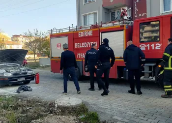 Park halindeki otomobil yandı
