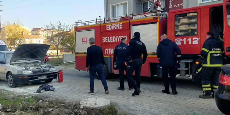 Park halindeki otomobil yandı