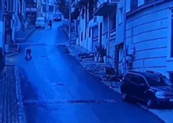 Yokuş aşağı kayan bebek arabası yürekleri ağza getirdi