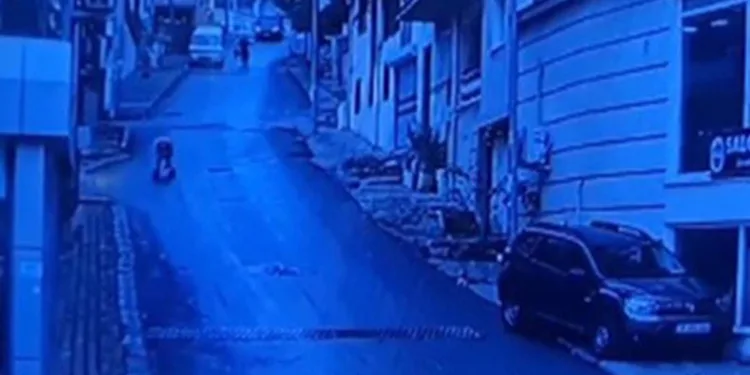 Yokuş aşağı kayan bebek arabası yürekleri ağza getirdi
