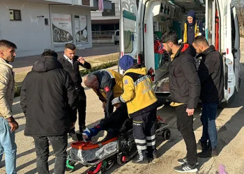 Hafif ticari araç ile çarpışan bisikletli yaralandı