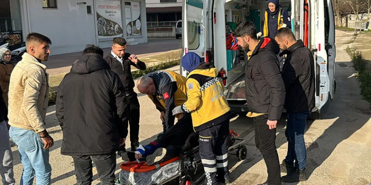 Hafif ticari araç ile çarpışan bisikletli yaralandı