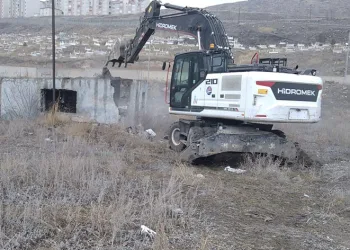 Metruk binaların yıkımı devam ediyor