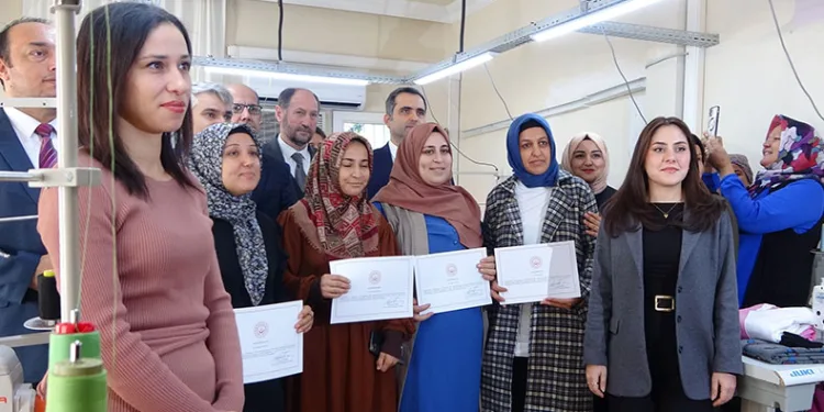 24 kadın devlet eliyle meslek sahibi oldu
