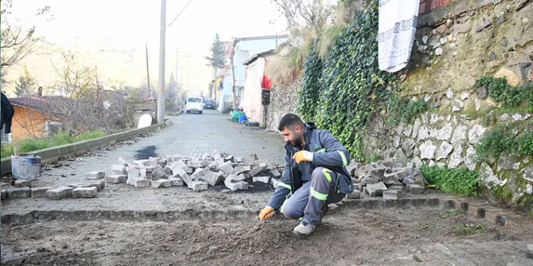 Güneşli havayı fırsat bilen ekiplerin yol mesaisi
