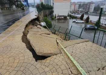 Sağanak yağmur hayatı olumsuz etkiledi