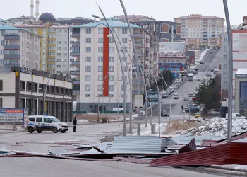 Erzurum’da fırtına çatıları uçurdu