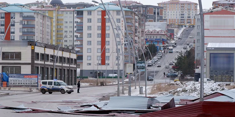 Erzurum’da fırtına çatıları uçurdu