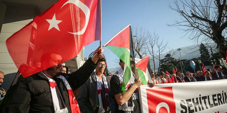 Bursa’da şehitlerimiz ve Filistin için yürüyüş