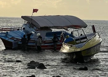 Çalmak istedikleri tekne karaya oturdu