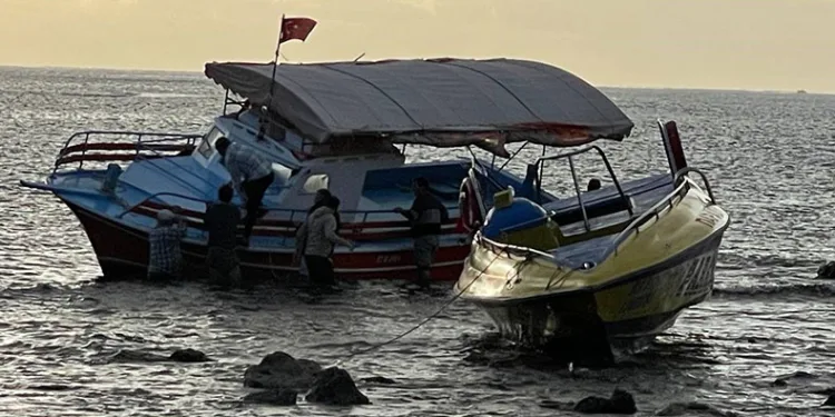 Çalmak istedikleri tekne karaya oturdu