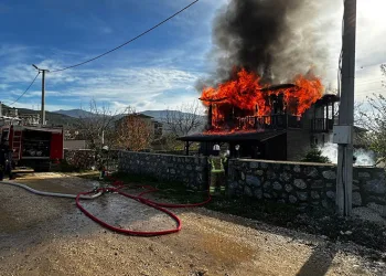 Gemlik’te iki katlı ev alevlere teslim
