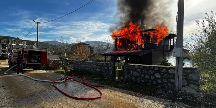 Gemlik’te iki katlı ev alevlere teslim