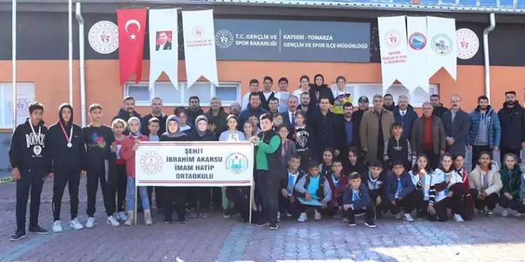 Tomarza’da 100. Yıl Atatürk Koşusu yapıldı