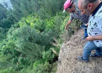 Uçurumdan atıldı, 8 yerinden bıçaklandı