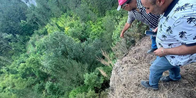Uçurumdan atıldı, 8 yerinden bıçaklandı