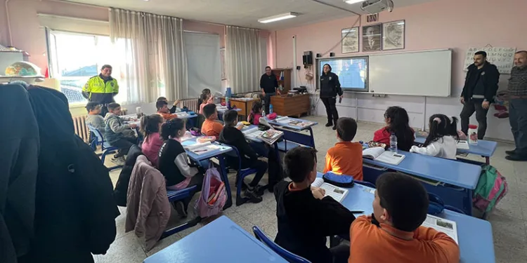 Minik öğrencilere polislik mesleği tanıtıldı