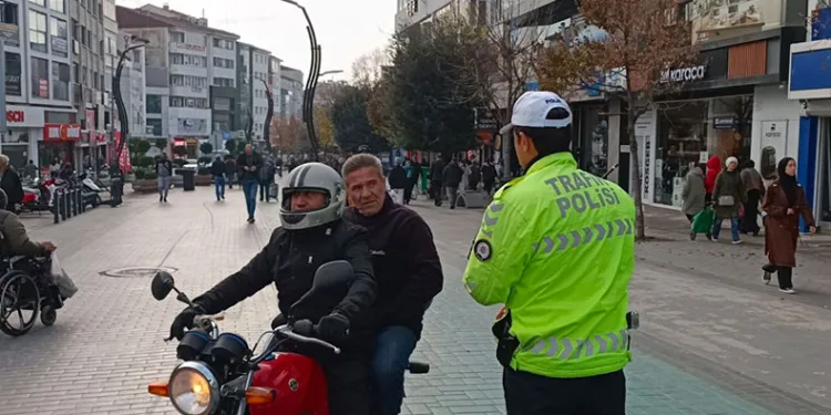 Kapalı caddeye motosikletle girenlere ceza kesildi
