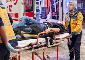 Sanayide kafasına demir parçaları düştü