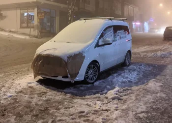 Soğuktan battaniye ile korunuyorlar