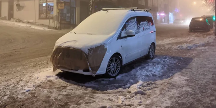 Soğuktan battaniye ile korunuyorlar
