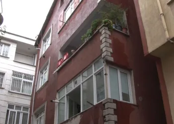 Depremde bir binada hasar oluştu