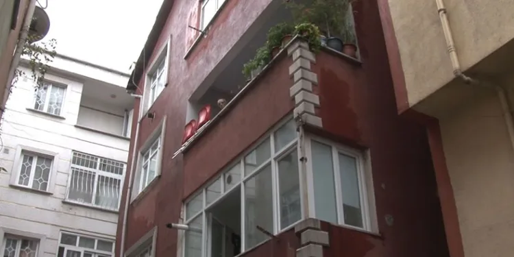 Depremde bir binada hasar oluştu